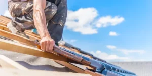 Entretien de la toiture : les gestes essentiels pour préserver la durabilité de votre couverture